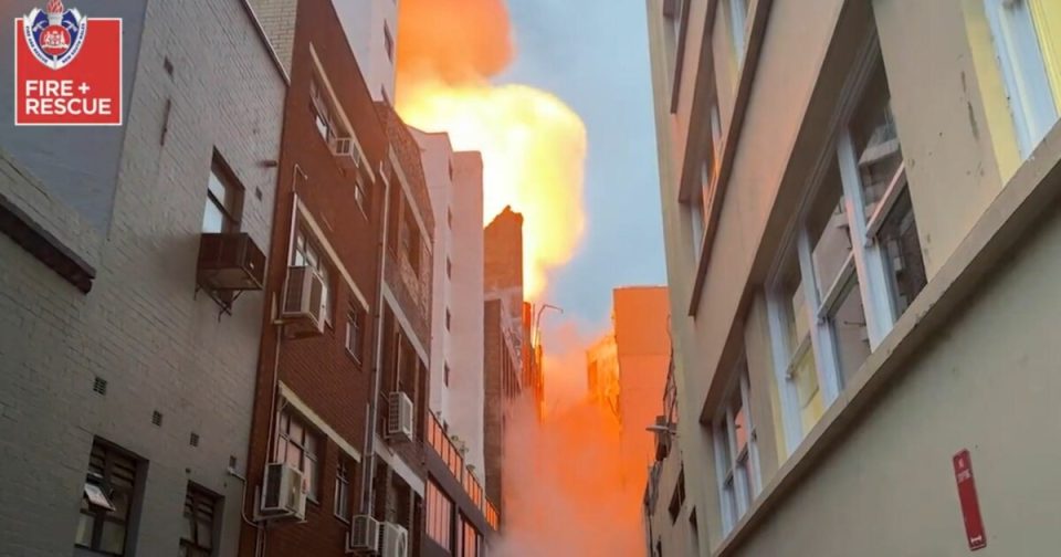 Голем пожар во зграда во центарот на Сиднеј, евакуирани стотици лица