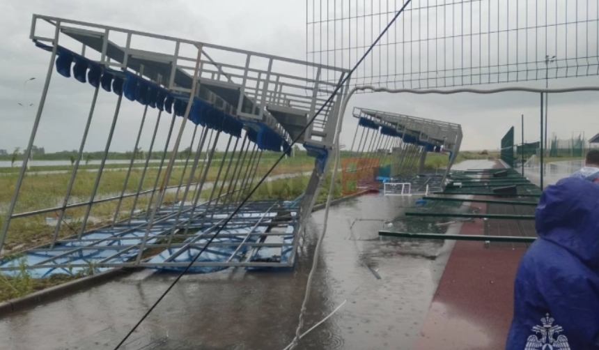 Една жртва при уривање на трибина на училишен стадион во Ростов на Дон