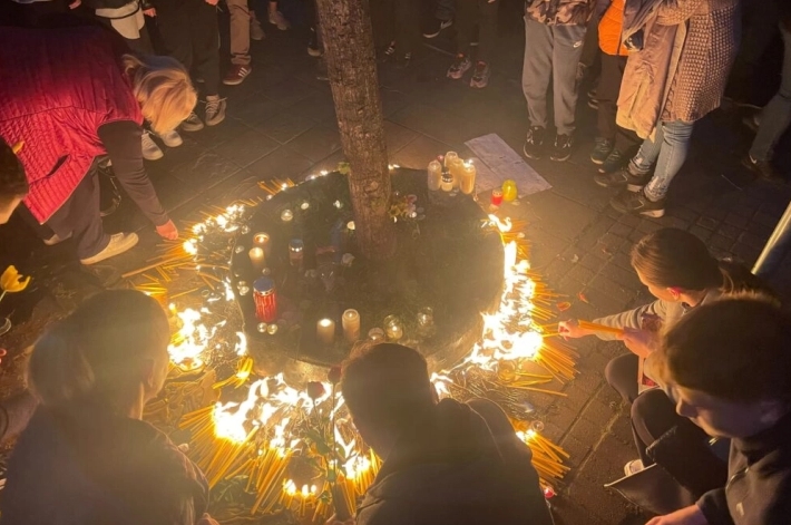 Денови на жалост во Србија: Денеска ќе бидат погребани четворица ученици и чуварот и пет жртви од престрелката во Младеновац