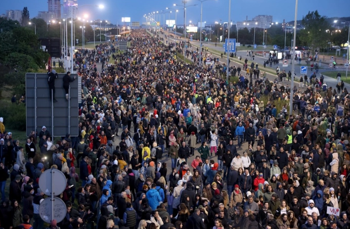 Во Белград повеќе десетици илади граѓани по третпат на протест „Србија против насилството“, блокиран мостот Газела
