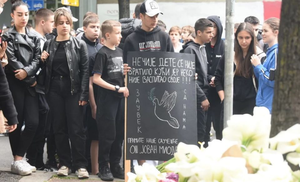 ФОТО: Црн транспарент и јасни зборови, ученици од Белград со тешка порака