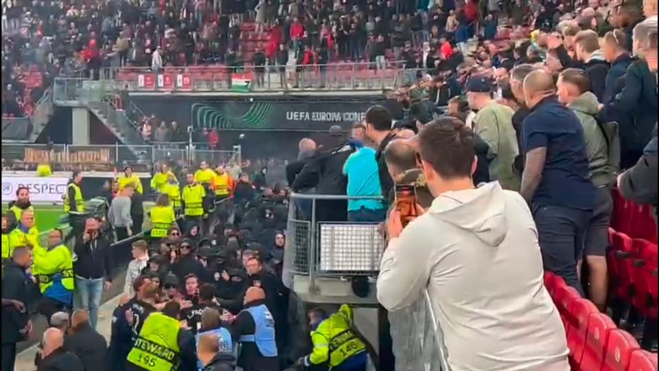 Инциденти на реваншот во Алкмар, фудбалерите на Вест Хем ги бранеа своите навивачи