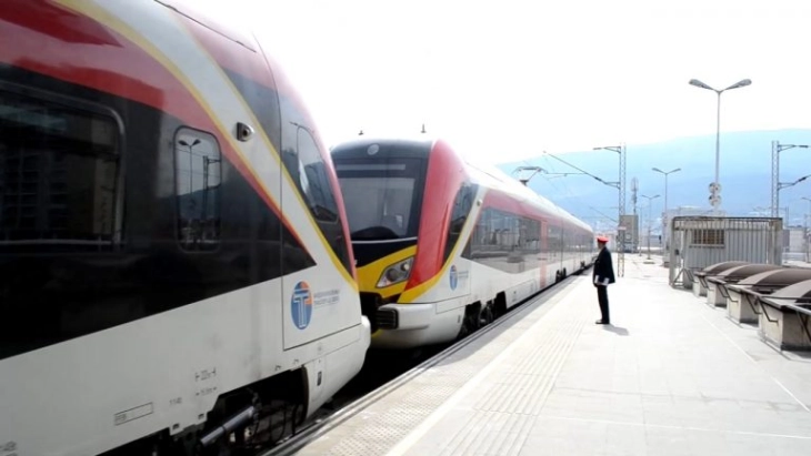 ЖЕЛЕЗНИЧКИОТ СООБРАЌАЈ ВО МАКЕДОНИЈА ВО ПРЕКИН: Вработените од влеча на возови бараат исплата на априлската плата