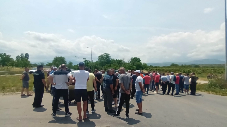 Втор ден блокиран патот Градско – Прилеп, се бара итна санација на оштетениот сифон Макарија на хидромелиоративниот систем ,,Тиквеш”