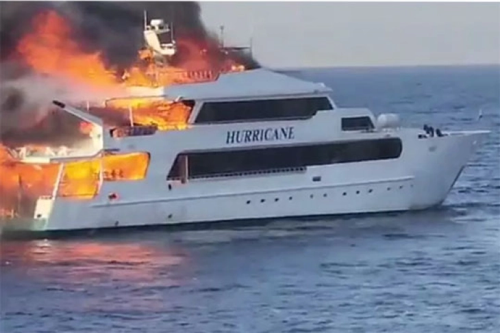 Тројца туристи исчезнаа во запален брод кај египетскиот брег на Црвено Море, 12 се спасени