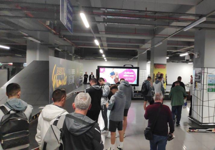 ФОТО: Со наведнати глави македонските фудбалери се вратија во Скопје по дебаклот во Англија