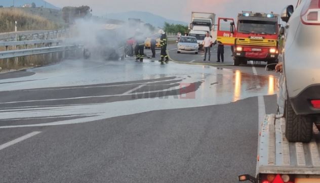 Се запали комбе во движење на патот Радовиш-Штип
