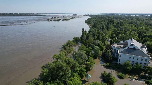 Нивото на водата се зголеми за пет метри по експлозијата на браната Каховка