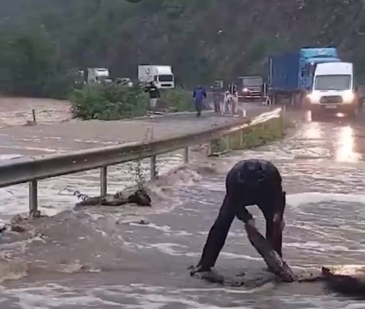 Одрони пред тунелите кај Плетвар, сообраќајот Прилеп-Росоман во прекин од поплавите (ВИДЕО)