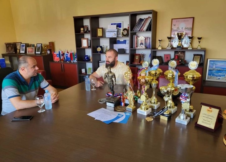 Прием за европскиот, балкански и државен првак во бодибилдинг Ивица Јанев во кабинетот на градоначалникот на Неготино