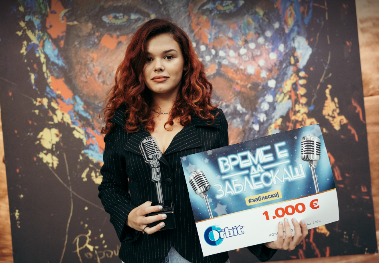 Ѕвездата е родена: Талентираната Александра Трајчевска победи во онлајн талент-шоуто „Заблескај“ (ВИДЕО)