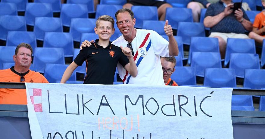 ФОТО: Холандско семејство со смешна порака на хрватски јазик го побара дресот од Модриќ!