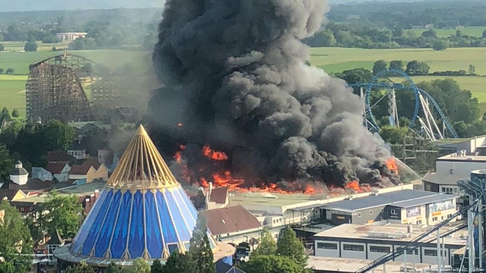 ВИДЕО: Итна евакуација, пожар во најголемиот забавен парк во Германија