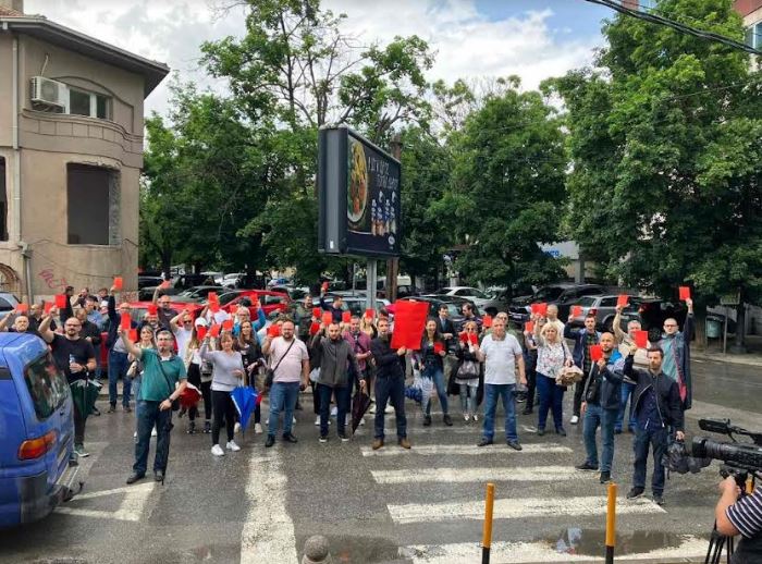 ВИДЕО: Филхармоничарите со црвени ленти во знак на протест и на синоќешниот концерт “Младите доаѓаат”
