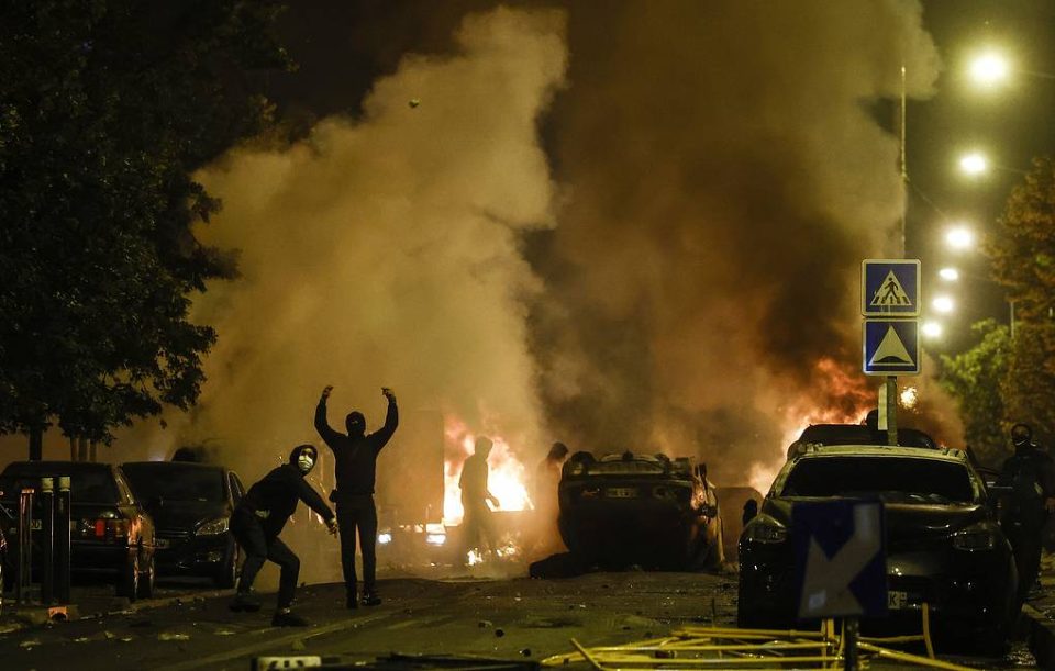 Уапсени 77 демонстранти во немирите во Франција
