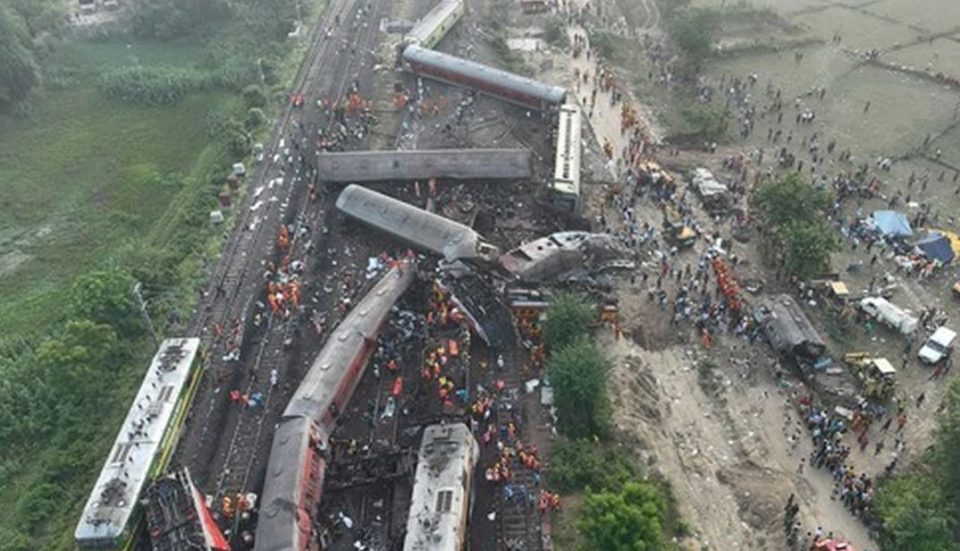 ВИДЕО: Најмалку 288 загинати во железничката несреќа во Индија, откриена причината за трагедијата