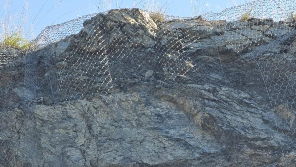 ЦУК ПРЕДУПРЕДУВА: Опасност од карпа што повеќе од 18 дена виси над автопатот Скопје-Велес по првиот тунел