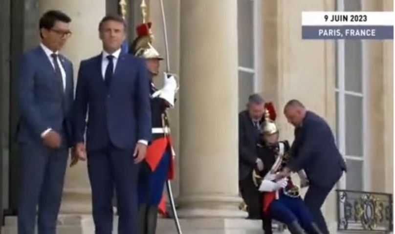 ВИДЕО: Гардист се онесвести пред Макрон, сите ја коментираат реакцијата на францускиот претседател