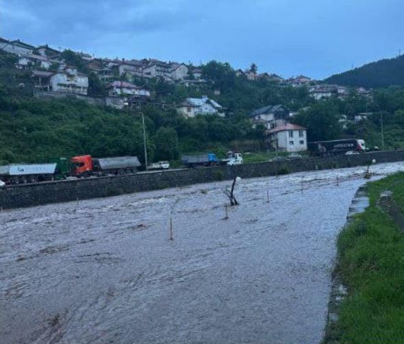 Крива Река се излеа во Крива Паланка: Итно известување до граѓаните, во прекин сообраќајот кон село Луке