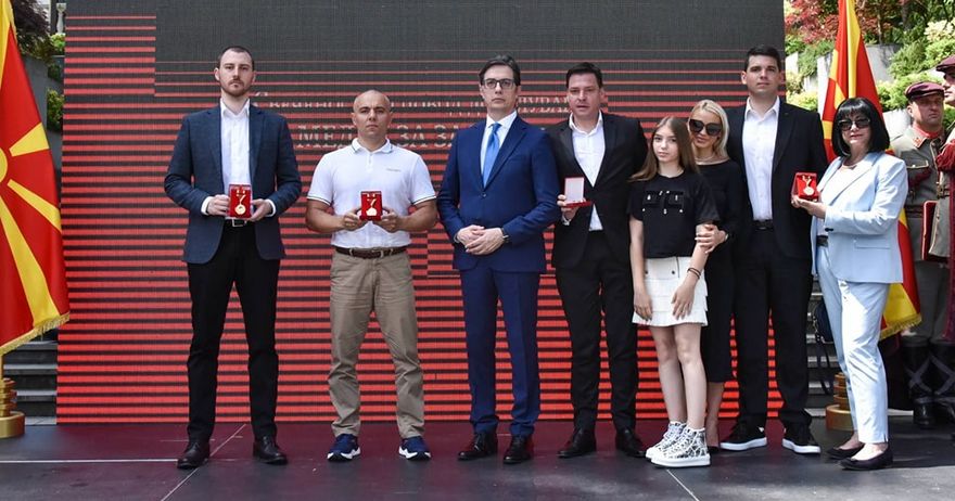 Пендаровски одликуваше пет спортски легенди со „Медал за заслуги“