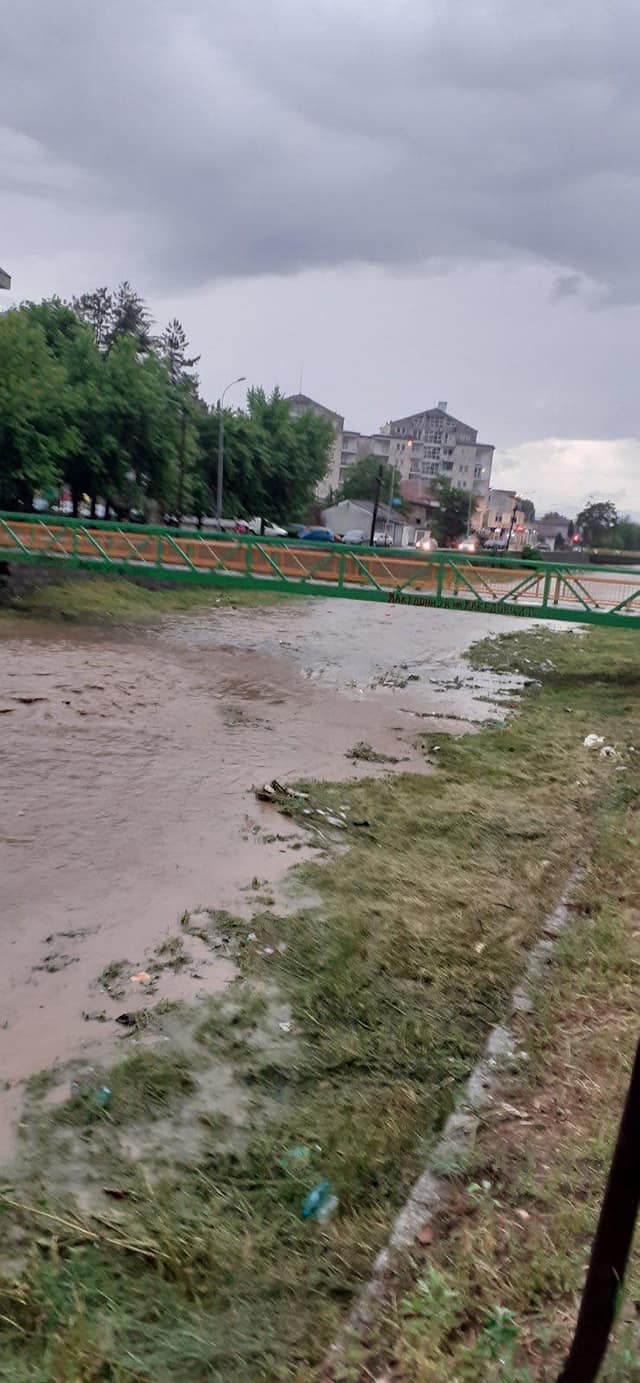 ФОТО: Обилни врнежи во Прилеп, реката излеана на некои места