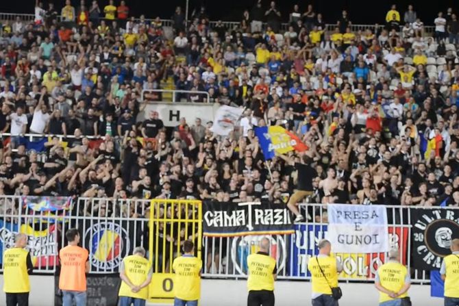 Скандираа „Косово е Србија“ – Романски навивачи претепани и исфрлени од стадионот во Приштина