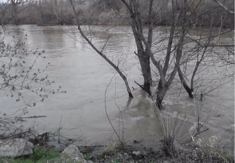 Вардар и Црна Река со високи водотеци, УХМР предупредува на претпазливо движење