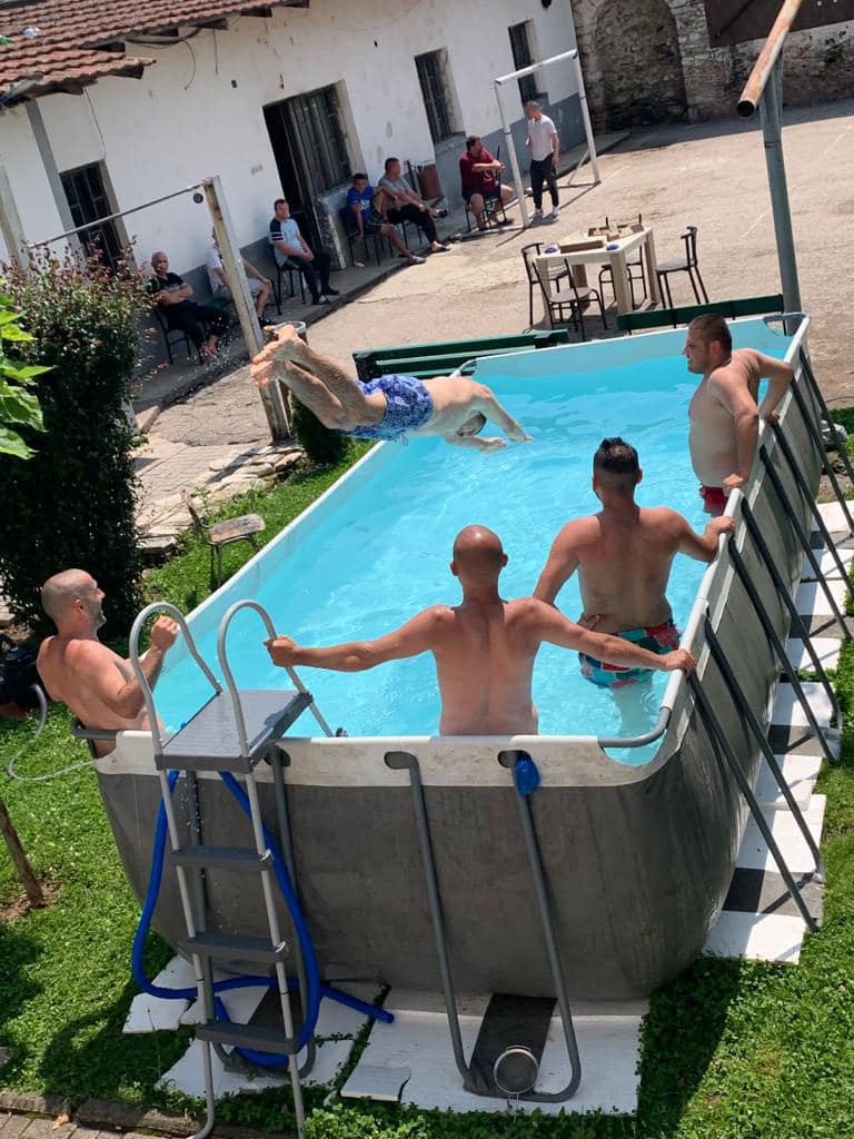 ДОЗВОЛЕНО Е ФРЛАЊЕ „БОМБА“ И „ЛАСТА“ – тетовските затвореници имаат базен, директорот вели дека тоа е утеха за нивните семејства (ВИДЕО)
