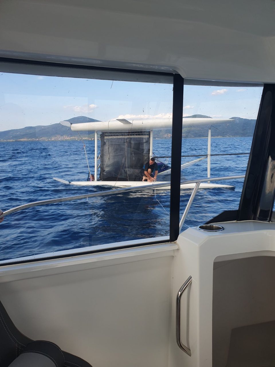 ФОТО: Спасени три лица чија едрилица се превртела во Охридско Езеро