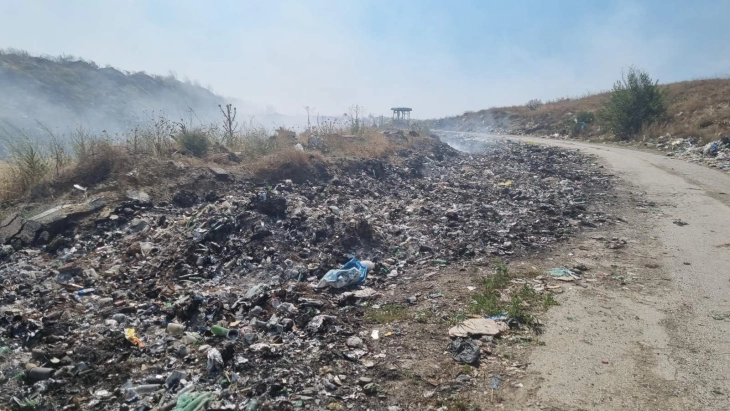 Пожарот од депонијата Трештане се спушта во атарот на село Софилари