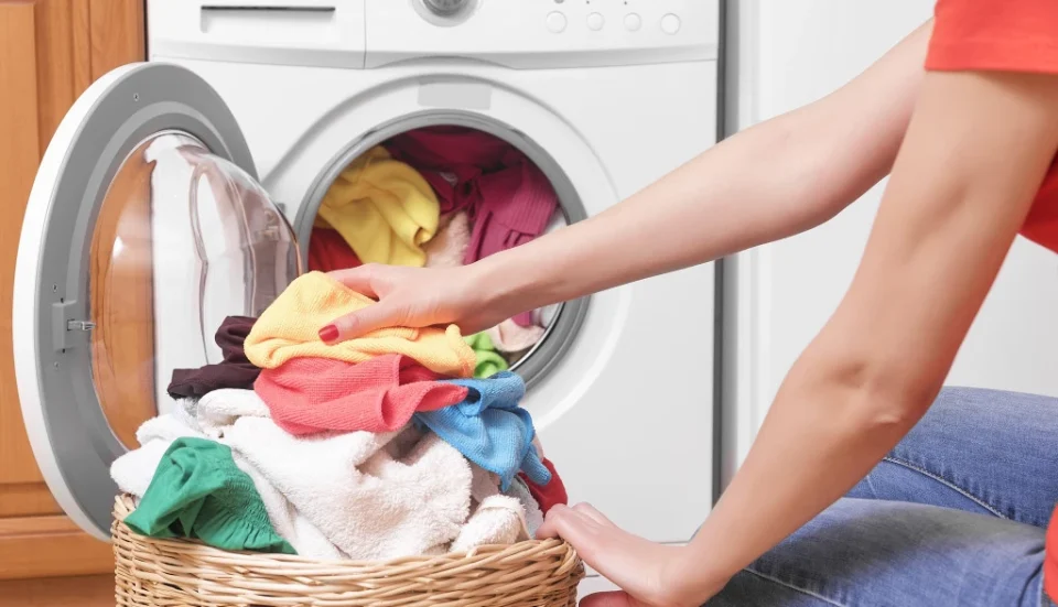 Грешки кои сите ги правиме, а дебело не чинат: Овие три работи никогаш не треба да ги переме во машина за алишта