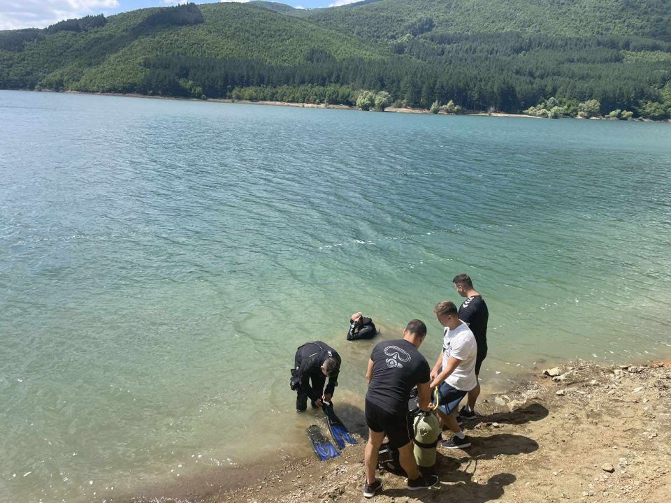 Пребарувањето отежнато: Воден дрон се вклучува во потрагата по исчезнатиот во езерото Глажња