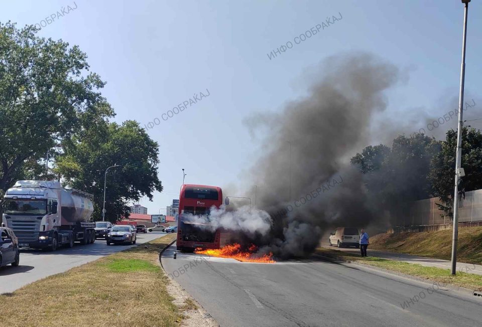 ФОТО: Се запали автобус на ЈСП