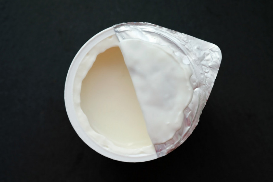 Наизглед безопасна навика: Лижењето на капачето од чашката јогурт може да биде ризично за вашето здравје, еве и зошто