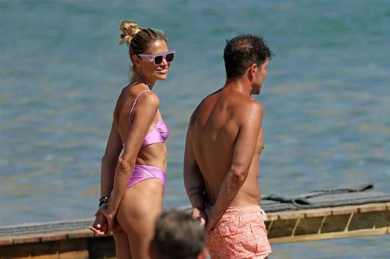 ФОТО: Најплатениот фудбалски тренер ужива на плажа со младата сопруга