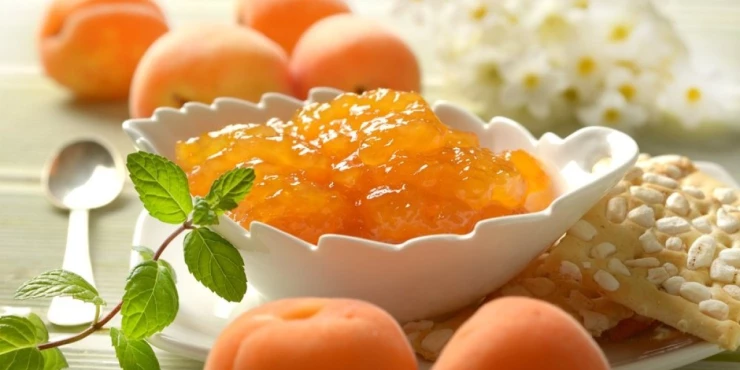 Џем од кајсија и портокал: Комбинација од сладост и освежителен цитрусен вкус