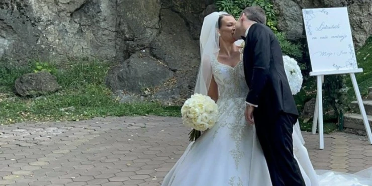 КАКО ПРИНЦЕЗА ОД БАЈКИТЕ СО ФУСТАН ДИРЕКТНО ОД ДУБАИ – конечно се омажи српската пејачка, двапати не им беше пишано да се венчаат (ФОТО)