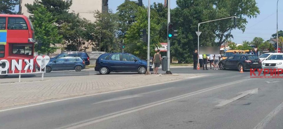 ФОТО: Сообраќајка во Кисела Вода, полицијата врши увид