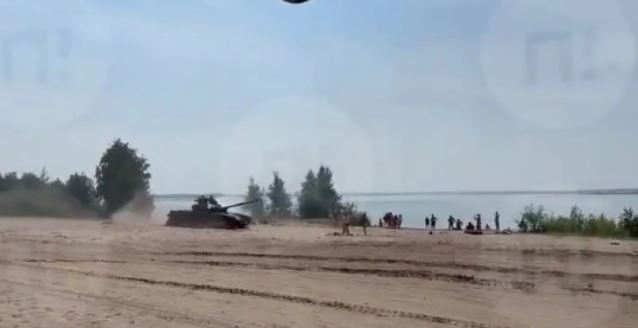 ВИДЕО: Руски тенк Т-72 влетал на плажа додека луѓе се сончале, војската вели дека тоа било воен терен