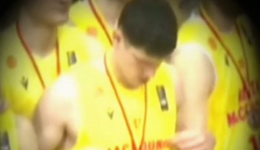 Македонски кошаркар ја покри „Северна“ пред тимската фотографија (ВИДЕО)