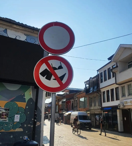 Забрането шетање во костими за капење низ центарот на Струга (ФОТО)