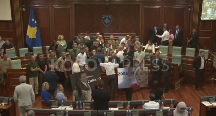 Пратениците на ДПК повторно ја блокираа говорницата на косовскиот Парламент