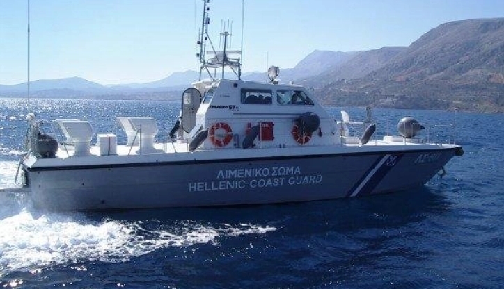 Акција на грчката крајбрежна служба за спасување мигранти во близина на Пелопонез
