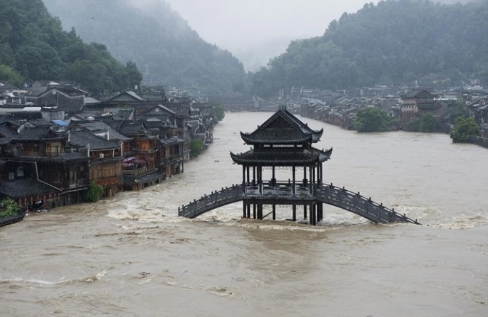 Петнаесет загинати во обилните дождови во Кина, илјадници евакуирани
