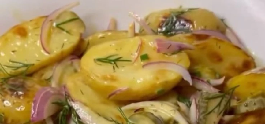 Вкусно е како што изгледа! Направете ја највкусната салата од компири – нема да можете да престанете да јадете (РЕЦЕПТ+ВИДЕО)