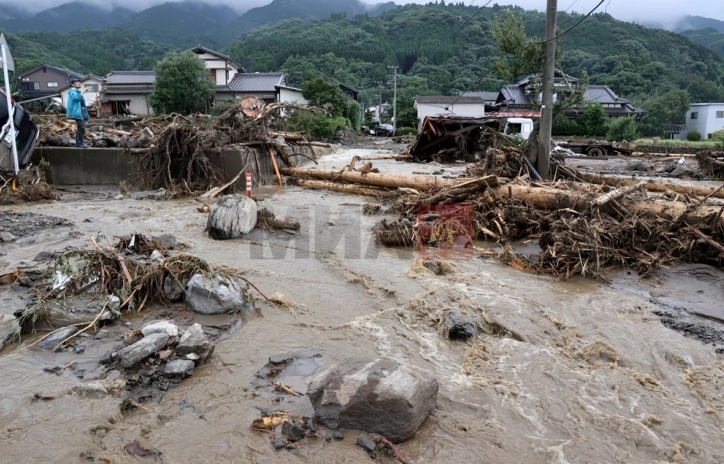 Најмалку шест жртви во поплави во Јапонија