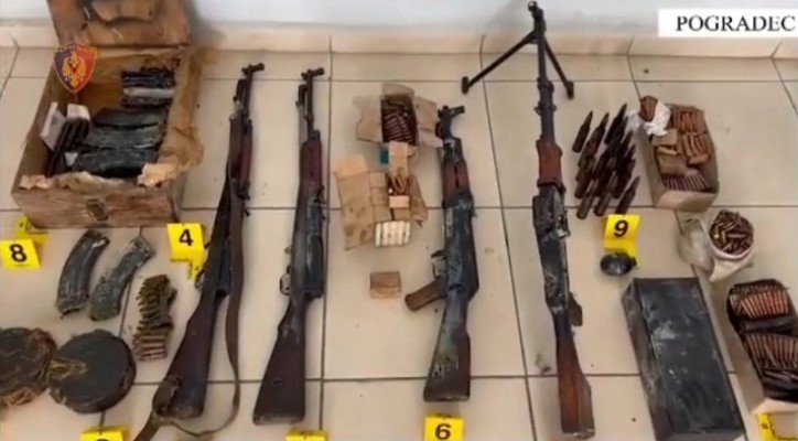Албанската полиција запленила оружје и муниција кое требало да биде пренесено во Македонија