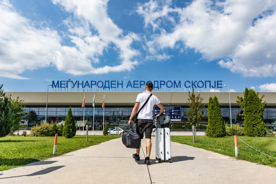 ОД ДЕНЕС: На скопскиот аеродром треба да пристигнете три часа пред летот за чекирање на багажот