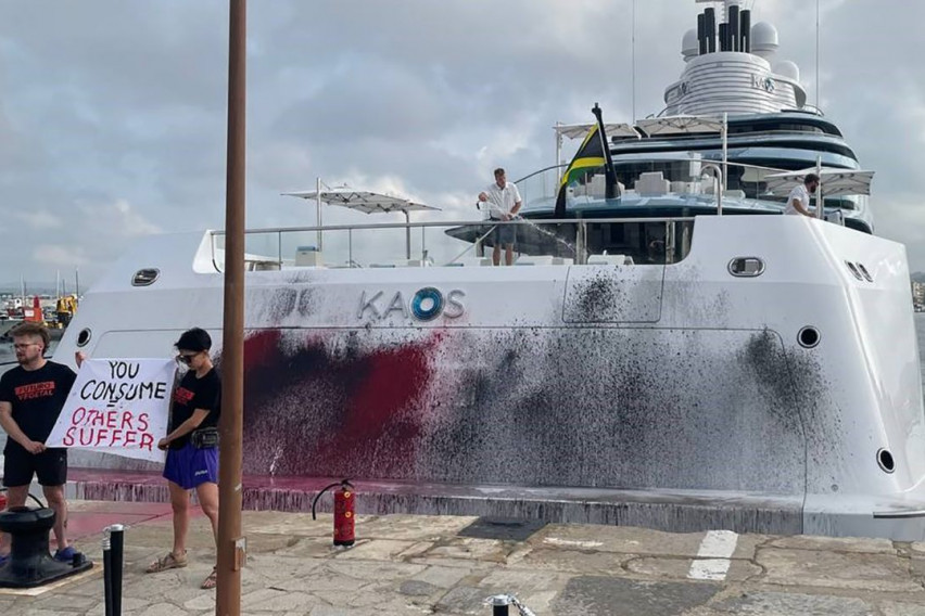 ВИДЕО: Уништена луксузна јахта вредна 300 милиони долари: Ја вандализирале климатски активисти на Ибица