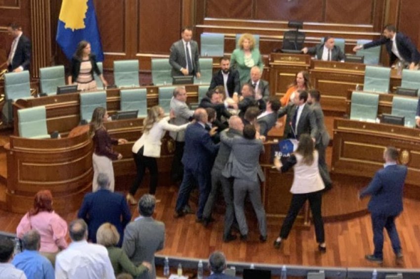По тепачката во косовското собрание, пратеничка парадираше како во боксерски ринг (ВИДЕО)